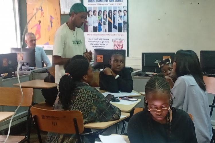 Student from Mayotte making a presentation