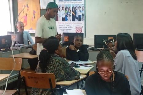 Student from Mayotte making a presentation